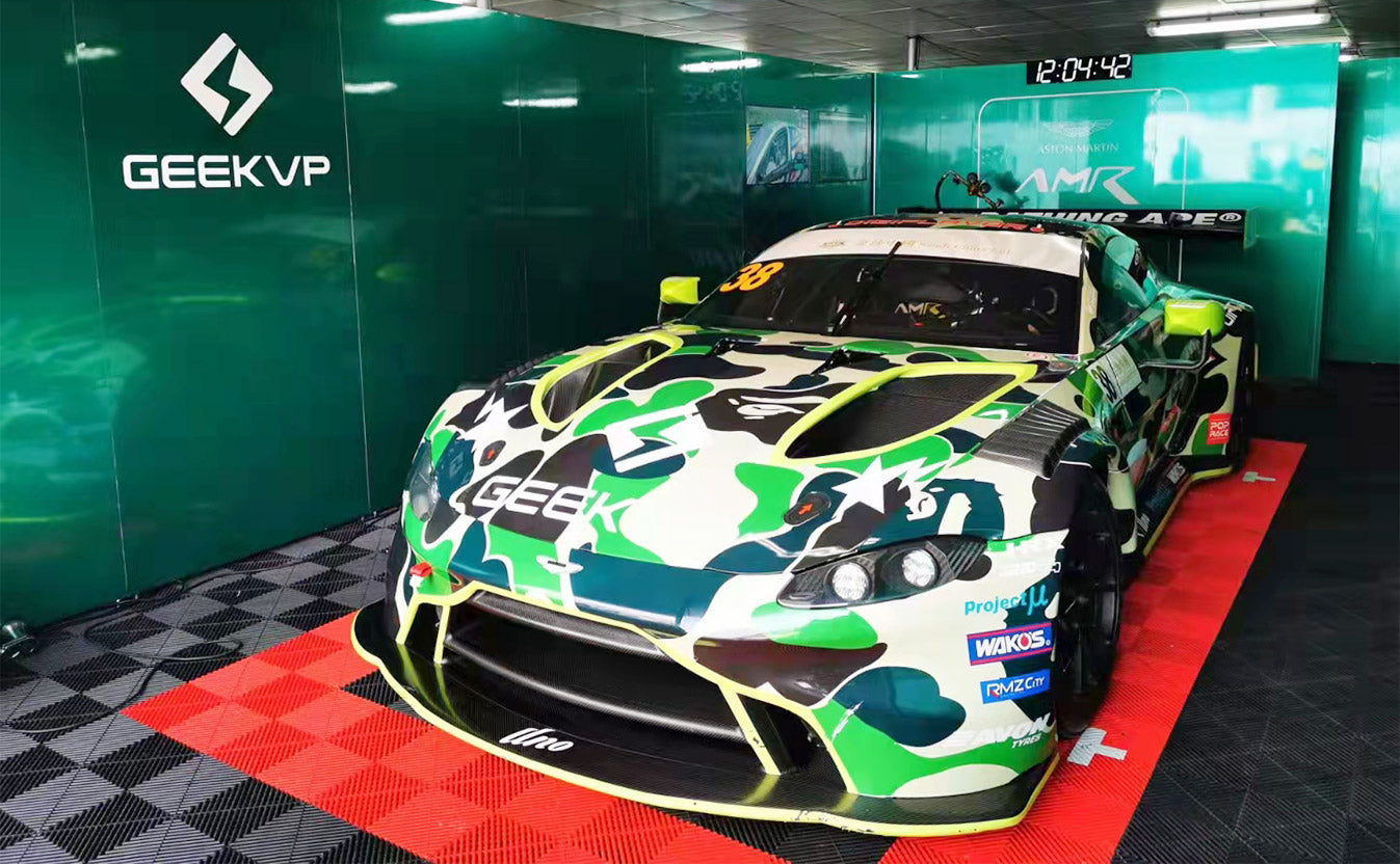 Traditional Supercar in a New Look: Aston Martin racecar in GEEKVAPE livery finished second in the Macau Grand Prix.